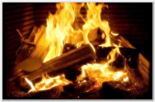 Brennendes Kaminholz im Kamin