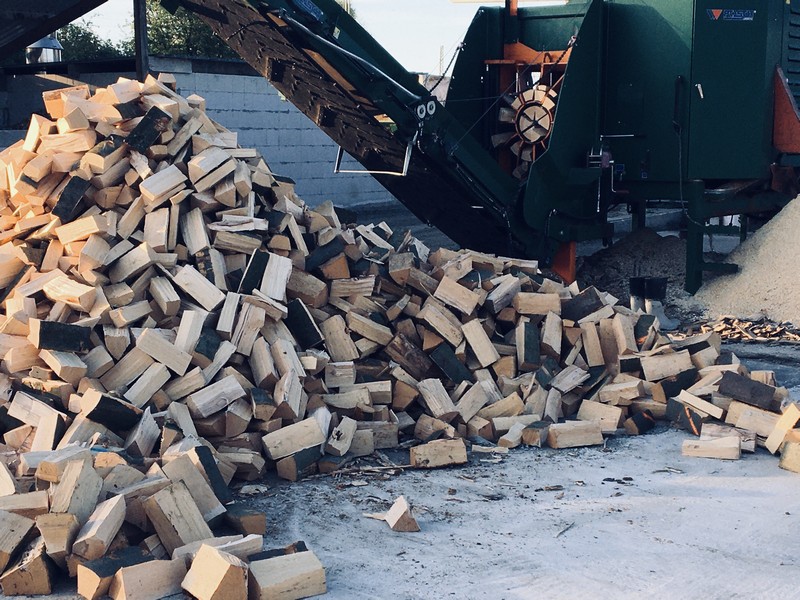 Gespaltenes Kaminholz nach der Verarbeitung