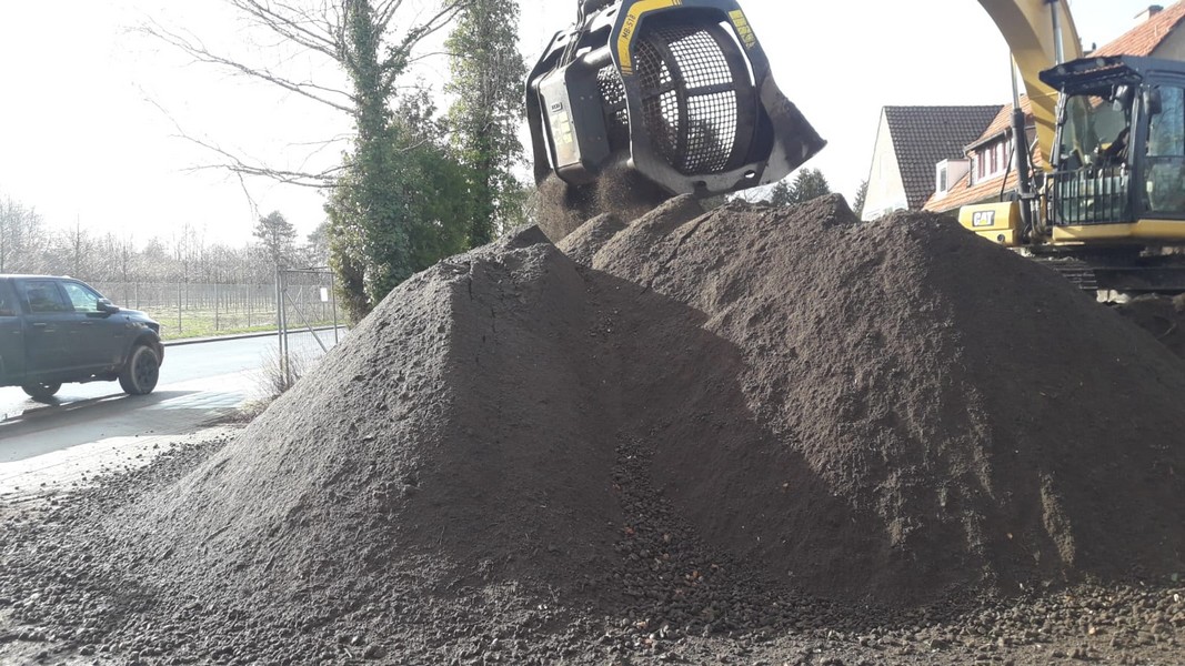 Kettenbagger der Baulecke GmbH auf der Baustelle